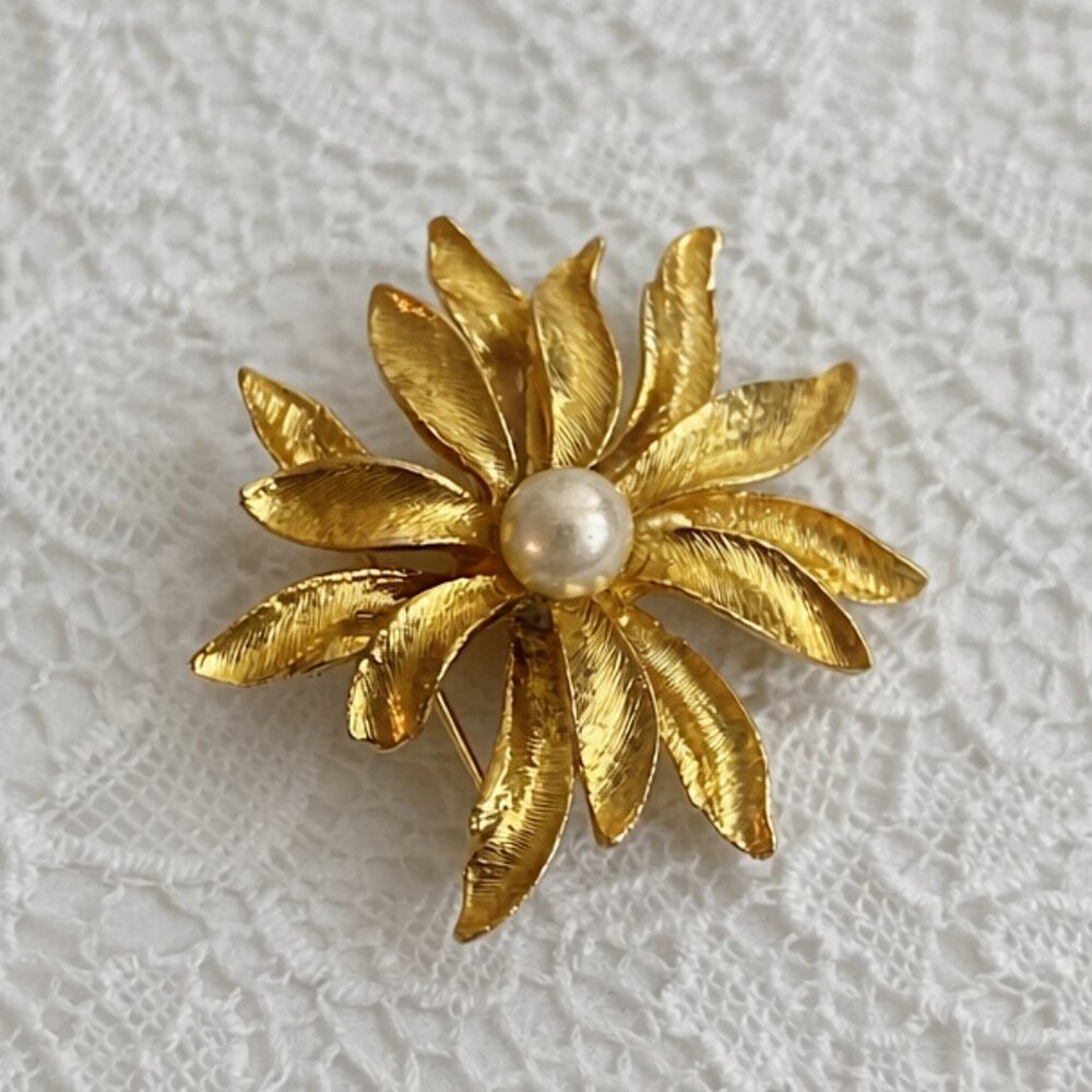 Estate Vintage Gold Tone Flower Brooch Pin Faux? Pearl Floral Antique Retro Pins